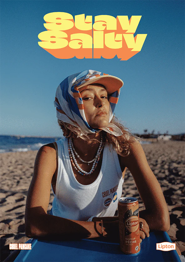 affiche de pub, mettant en avant une jeune fille au bord de l'eau